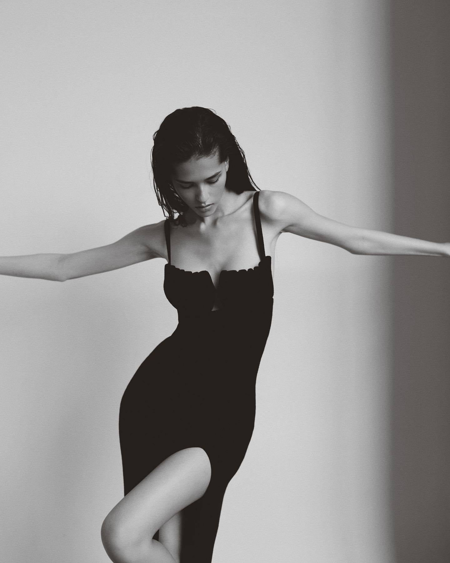 Agnes Shell Breast Knitted Midi Dress In Black