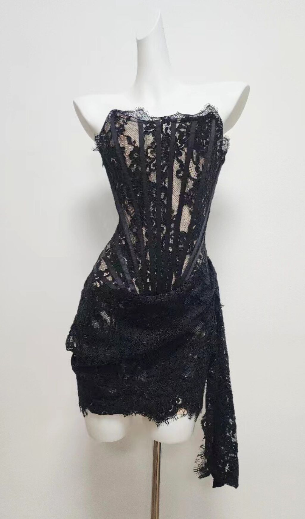 Kellie Strapless Lace Appliques Mini Dress In Black